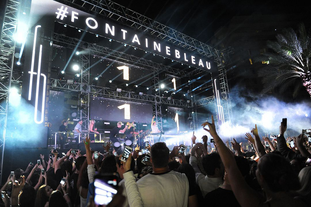 fontainebleau new years eve poolside performance